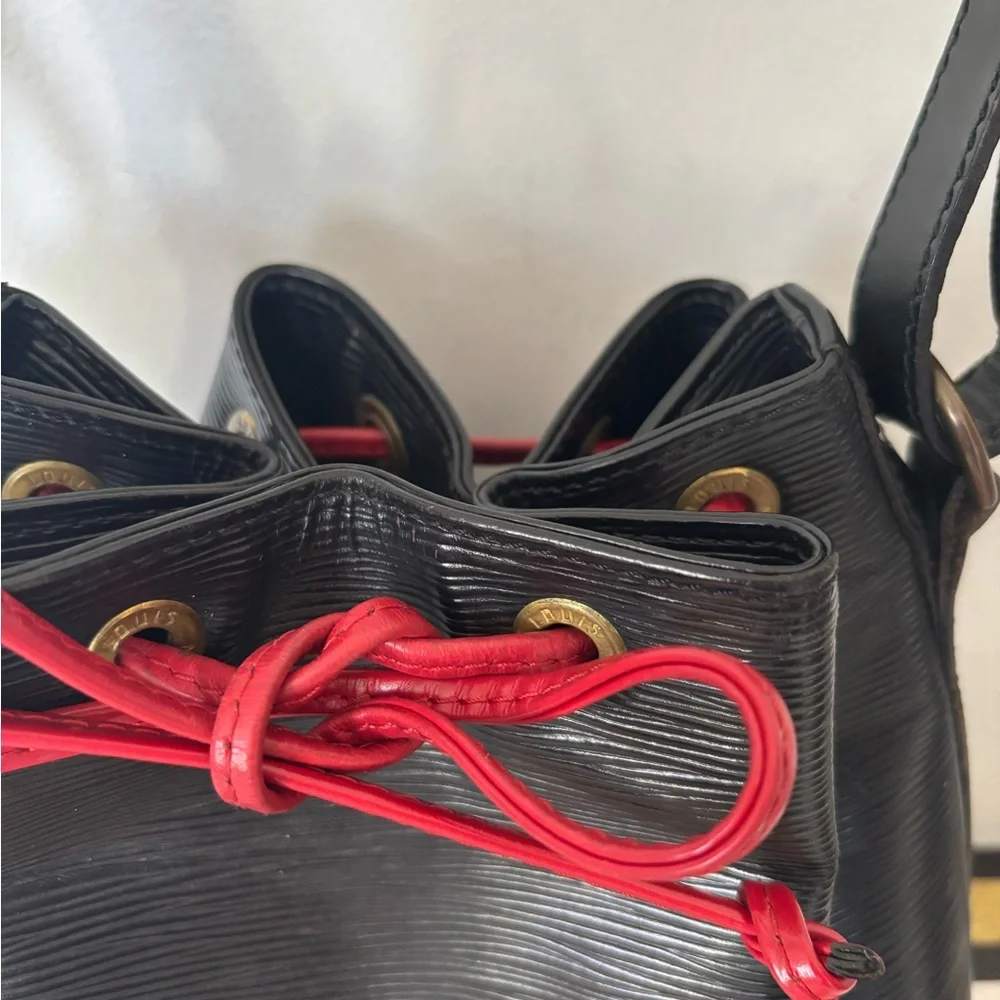 Authentic Louis Vuitton Black epi leather Noe bucket bag